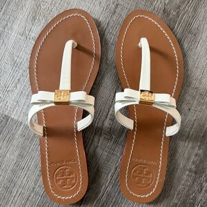 Women’s size 8 Tory Burch White and Gold Leighanne Bow Sandals